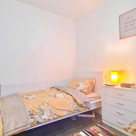 Deluxe Private Room In Manor Park Londra Exterior foto