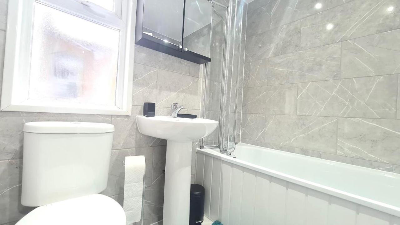 Deluxe Private Room In Manor Park Londra Exterior foto